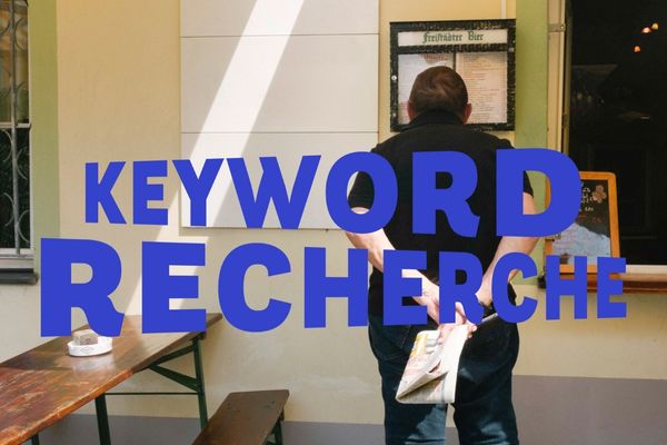 Mann recherchiert Keywords, Keyword Recherche Contentfish