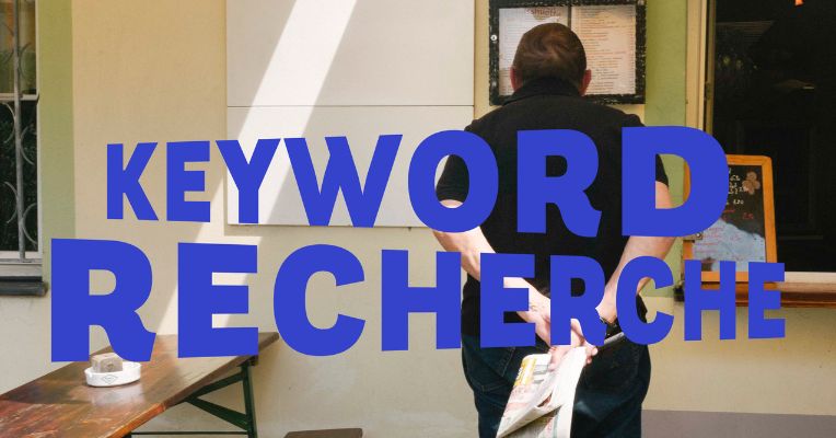 Mann recherchiert Keywords Contentfish