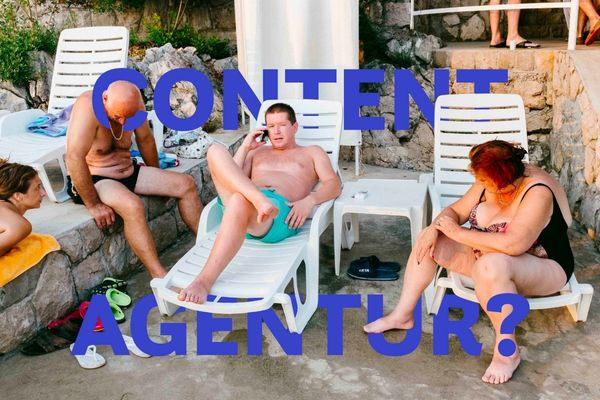 Mann informiert sich über Kosten-Content-Agentur_Contentfish